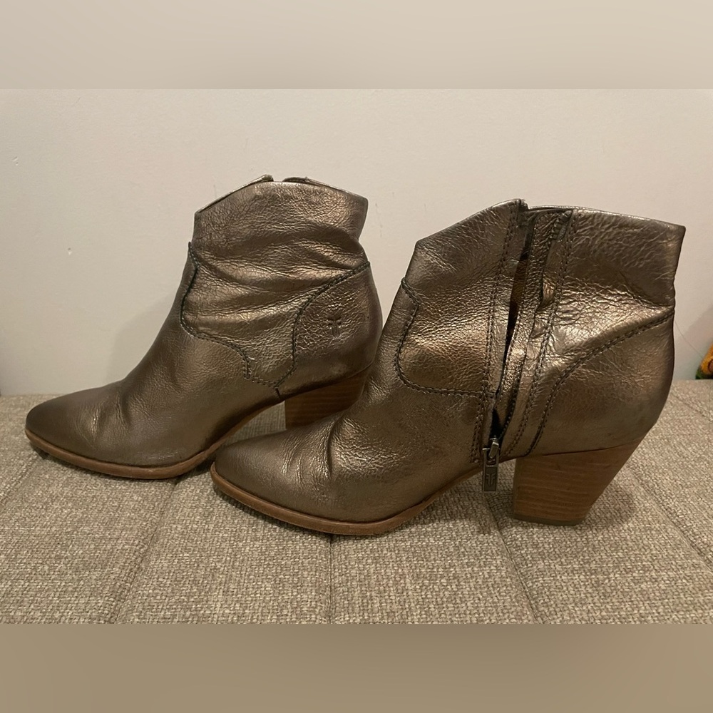 Frye gold metallic leather ankle booties. Sz 7